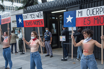 Активистки Femen оголили грудь из-за закона о запрете абортов в Техасе