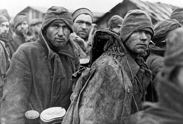 Красноармейцы, попавшие в окружение, в лагере военнопленных в Вязьме, октябрь 1941 года