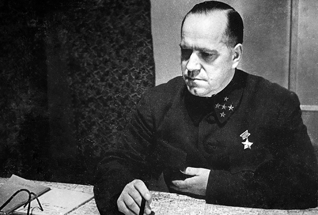 Генерал Георгий Жуков у карты в штабе Западного фронта в селе Перхушково, 1941 год