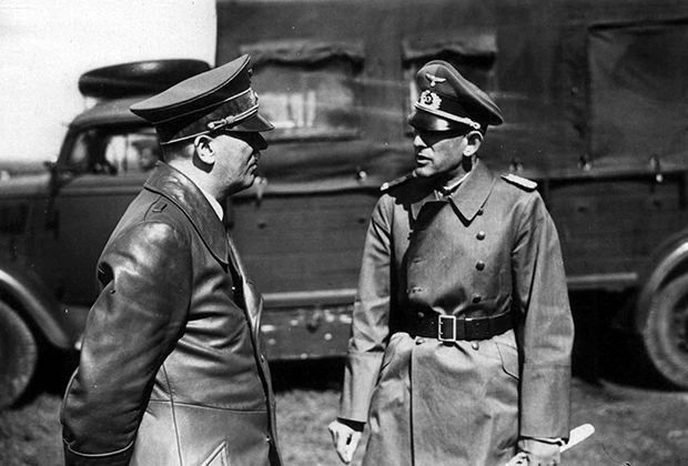 Адольф Гитлер беседует с офицером вермахта на аэродроме в Умани, СССР, 1941 год 