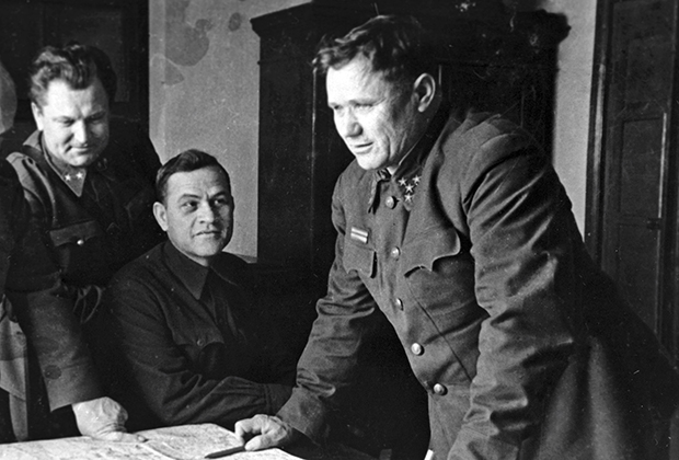 Генерал Андрей Еременко (справа) у карты боевых действий