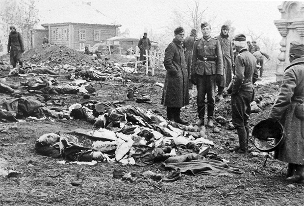 Военнослужащие вермахта стоят у тел погибших немецких солдат во время наступления на Москву. До столицы СССР — 80 километров, ноябрь 1941 года