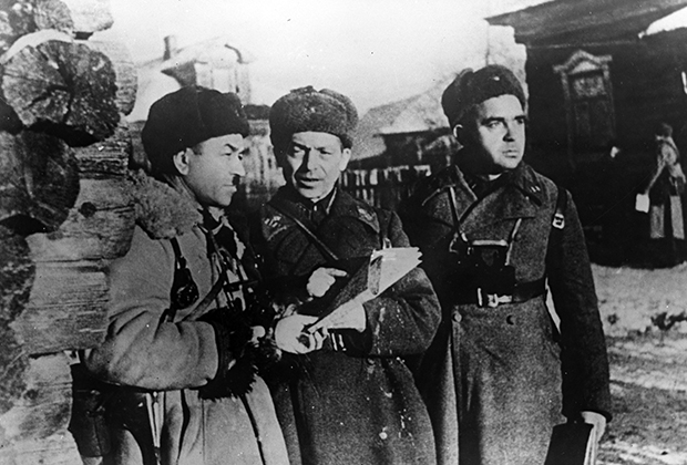 Командир 316-й стрелковой дивизии (слева) генерал Иван Панфилов, 18 ноября 1941 года. В тот же день генерал погиб от осколка немецкой мины