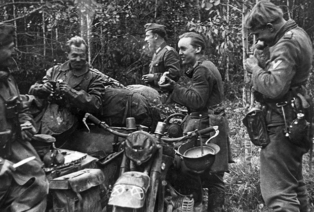 Немецкие мотоциклисты перекусывают в лесу под Вязьмой, октябрь 1941 года