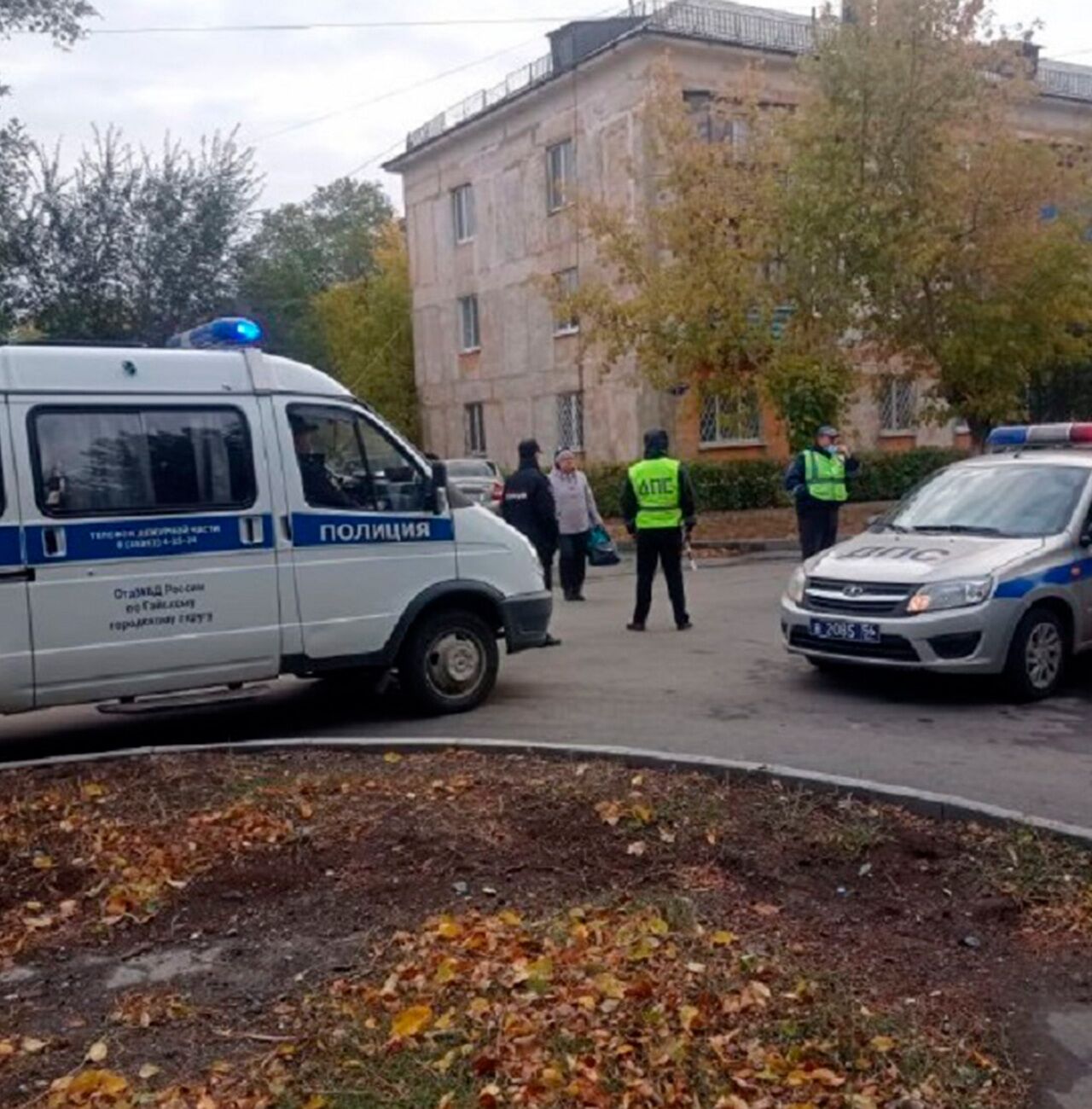 Студентки из колледжа поиграли в твистер и занялись групповухой со знакомым парнем онлайн