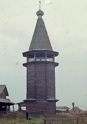 Деревянная колокольня Лядинского погоста (фото начала 1980-х годов)