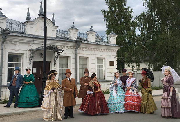 Артисты народного театра на одной из улиц Каргополя 