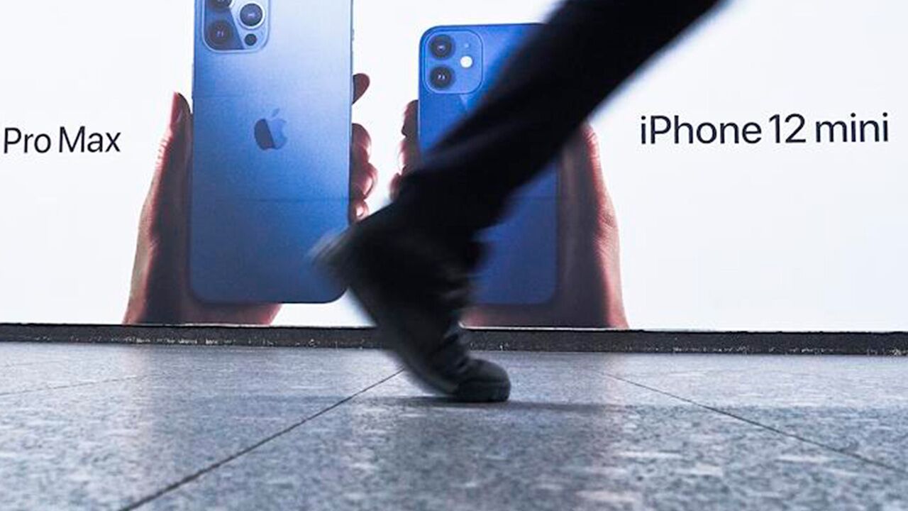 Самый доступный iPhone рекордно подешевел: Гаджеты: Наука и техника:  Lenta.ru