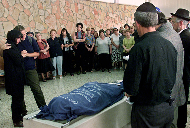  Похороны одной из пассажирок сбитого Ту-154 в Иерусалиме. 11 октября 2001 года
