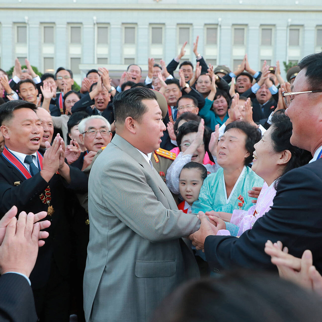 Северокорейский лидер Ким Чен Ын выщипал брови