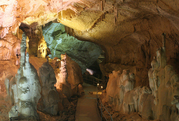 Одна из галерей пещеры Мраморная, плато Чатыр-Даг