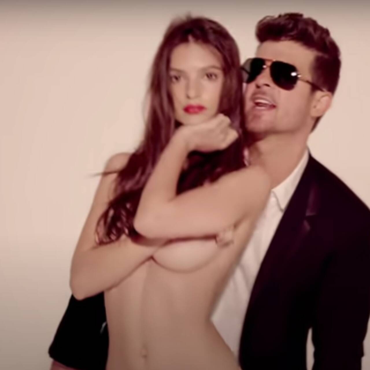 Эмили Ратаковски обвинила исполнителя хита Blurred Lines в домогательствах:  Явления: Ценности: Lenta.ru