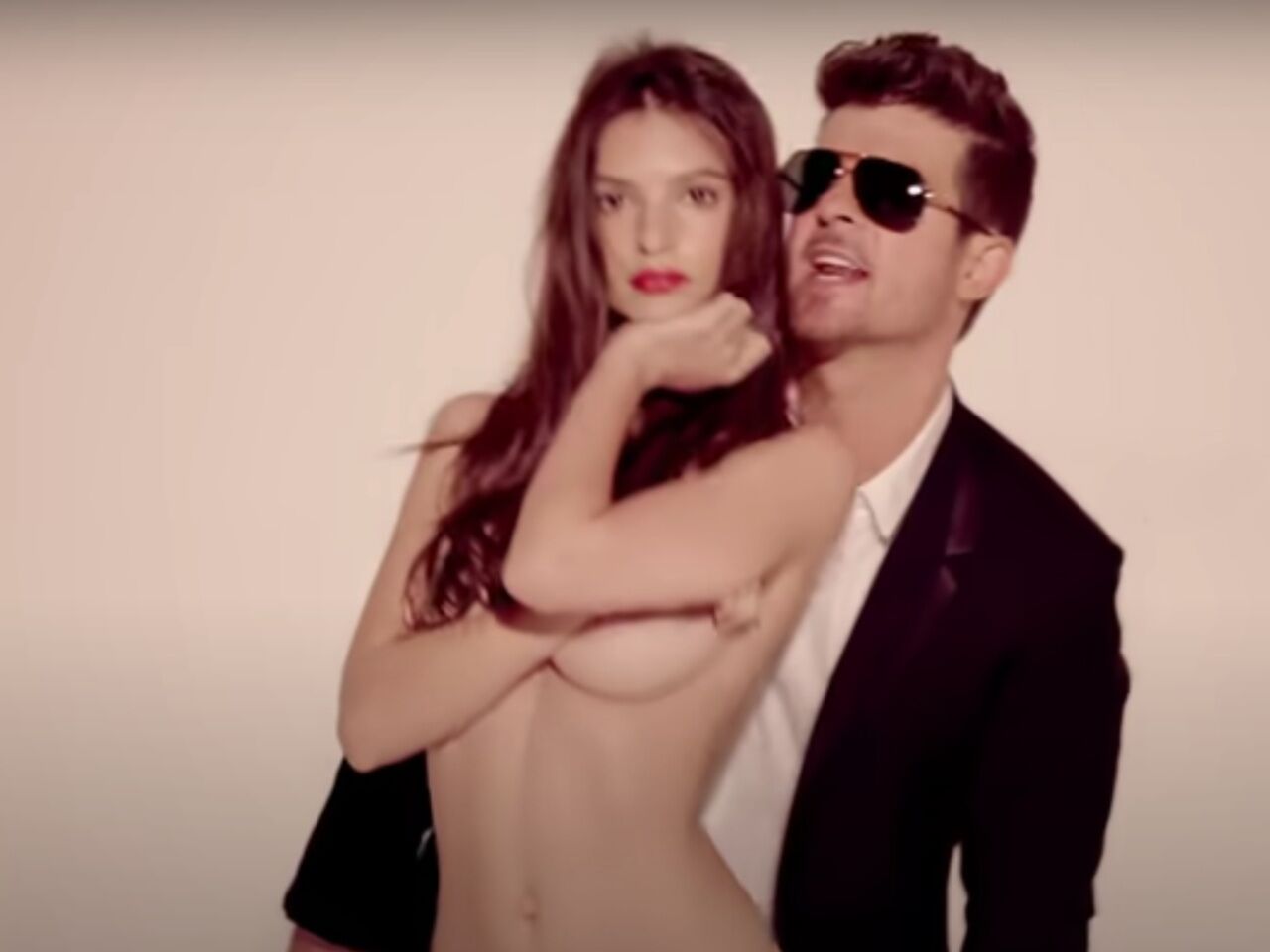 Эмили Ратаковски обвинила исполнителя хита Blurred Lines в домогательствах:  Явления: Ценности: Lenta.ru