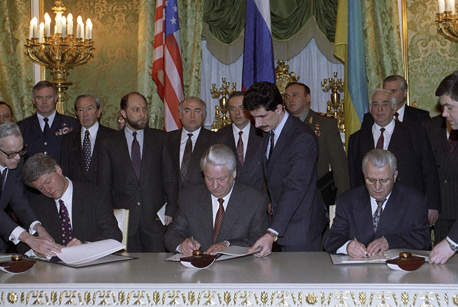 Билл Клинтон, Борис Ельцин и Леонид Кравчук на подписании Договора о выводе ядерного оружия с украинской территории, Москва, 1994 год