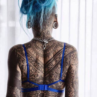 Популярность моделей с татуировками в индустрии моды