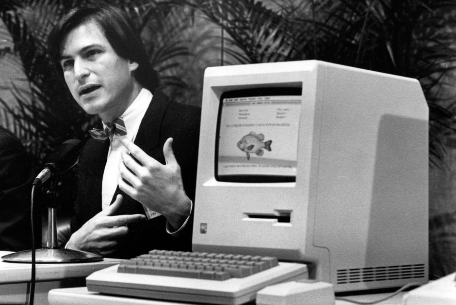 Стив Джобс представляет «Макинтош» на собрании акционеров 24 января 1984 года
