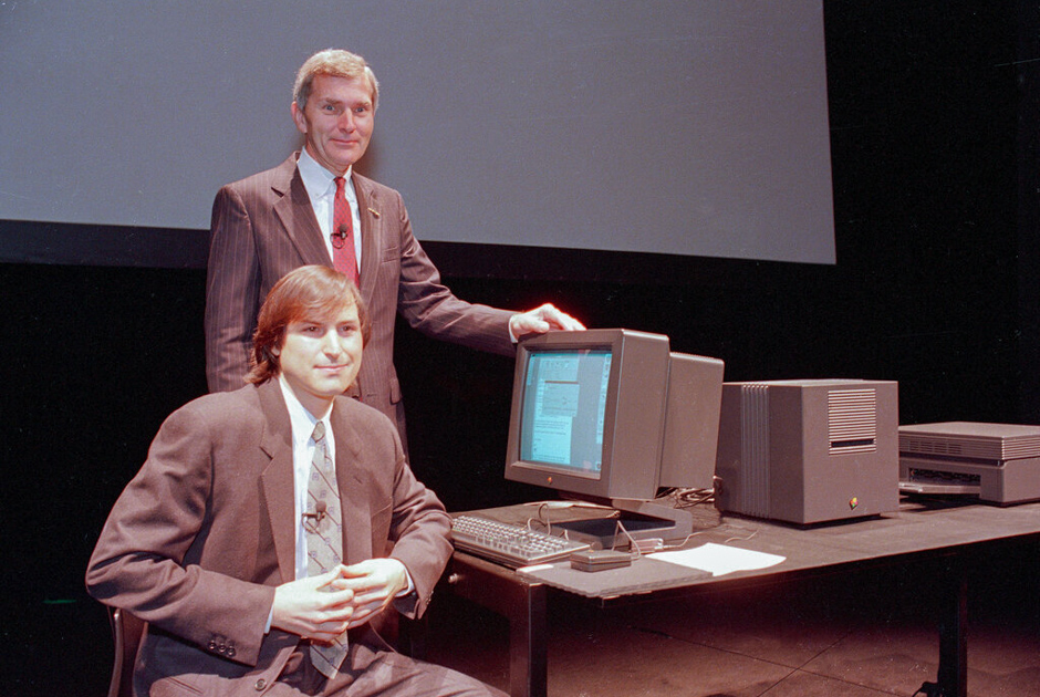 Стив Джобс и Дэвид Норман, президент Businessland, рядом с рабочими станциями NeXT. 1989 год