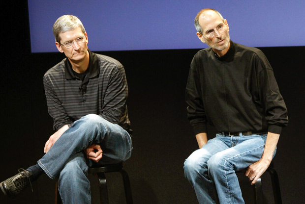Стив Джобс и Тим Кук. Фото: Paul Sakuma / AP