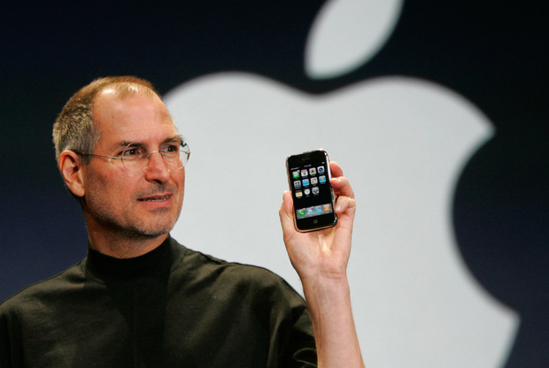 Стив Джобс представляет первый iPhone. Фото: Paul Sakuma / AP
