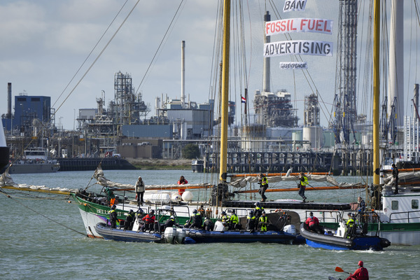 Разгон акции протеста активистов Greenpeace на нефтеперерабатывающем заводе Shell в нидерландском порту Роттердам