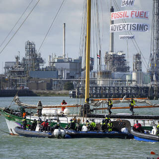Разгон акции протеста активистов Greenpeace на нефтеперерабатывающем заводе Shell в нидерландском порту Роттердам