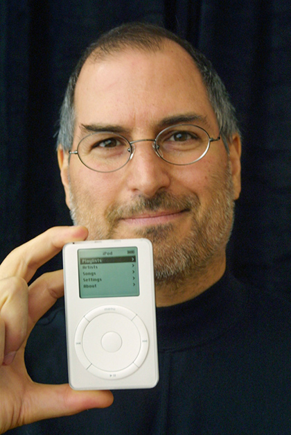 Стив Джобс и iPod. Фото: Susan Ragan SR / SV / Reuters