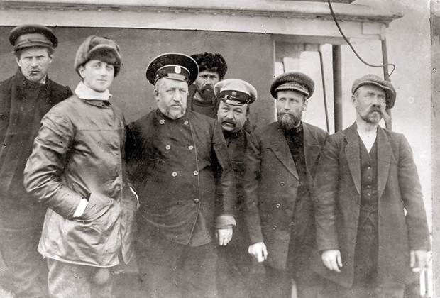 Ян Нагурский (второй слева) на борту парохода «Печора», возвращающегося в сентябре 1914 года с Новой Земли на материк. Фото: Архив семьи Яна Нагурского