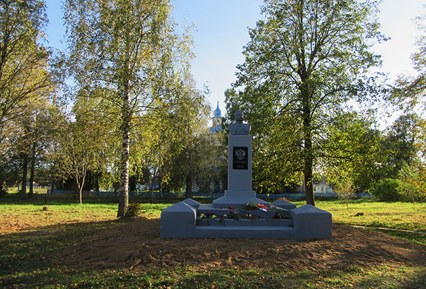 Памятник Александру II на центральной площади села Берново