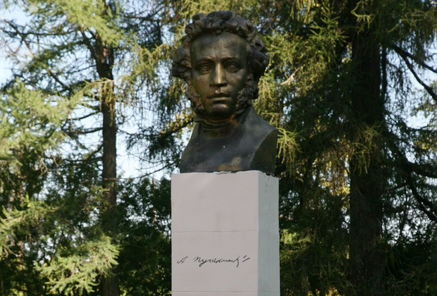 Памятник А.С. Пушкину у входа в музей