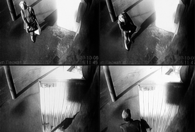 Верхние кадры: Анна Политковская заходит в подъезд. Нижние кадры: киллер Рустам Махмудов выходит из подъезда после разведки.