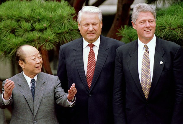 Киити Миядзава вместе с Биллом Клинтоном и Борисом Ельциным