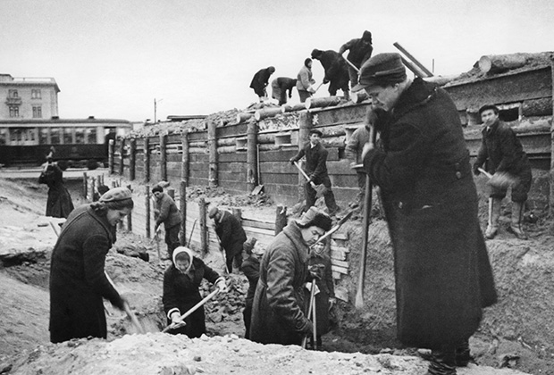 Жители города на строительстве укреплений на Можайском шоссе в ходе битвы за Москву во время Великой Отечественной войны, 1941 год