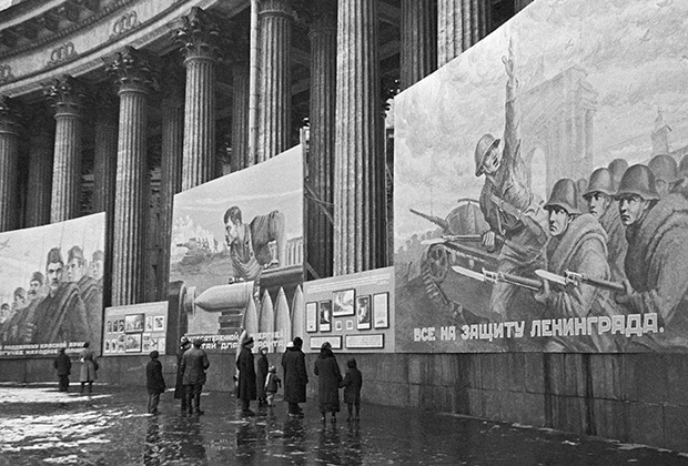 Военные плакаты вдоль Казанского кафедрального собора в блокадном Ленинграде