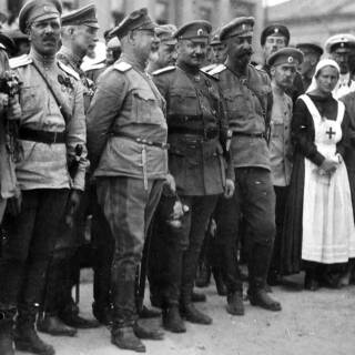 Антон Деникин и его начальник штаба генерал Иван Романовский (справа) на параде в честь взятия Харькова, 1919 год