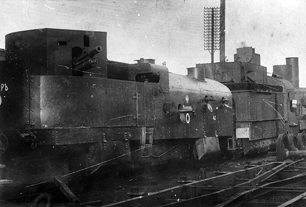 Белый бронепоезд «Офицер» перед отправкой на фронт из Ростова-на-Дону, 1919 год 