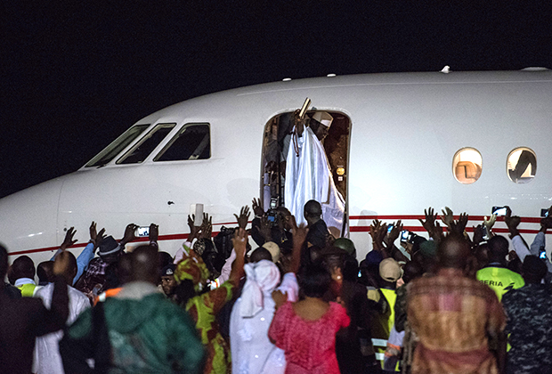 Экс-президент Яйя Джамме машет толпе сторонников перед тем, как покинуть страну, в международном аэропорту Банжул, Гамбия, 21 января 2017 года