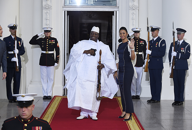 Президент Гамбии Яйя Джамме и первая леди Зинеб Джамме прибывают на саммит лидеров африканских стран в США 5 августа 2014 года