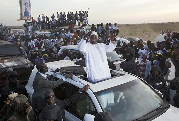 Президент Гамбии приветствует толпу по прибытии в аэропорт Банжул, 2017 год