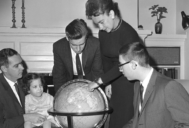 Джерри Мок показывает своей семье точки на карте, в которых планирует совершать посадки во время кругосветного путешествия. Фото: Gene Smith / AP