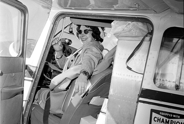 Джерри Мок готовится к вылету из аэропорта Колумбуса, чтобы совершить кругосветное путешествие на одномоторном самолете