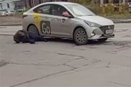 Таксист выбросил из салона россиянина, проехал ему по ногам и попал на видео
