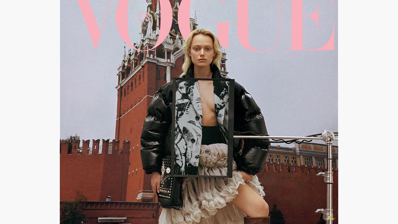 На обложку иностранного Vogue поместили модель с голой грудью на