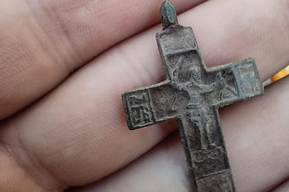 Археологи раскопали в Арзамасе редчайший крест с Никитой-бесогоном