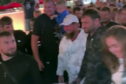 Загорелого Кадырова окружила толпа в Турции
