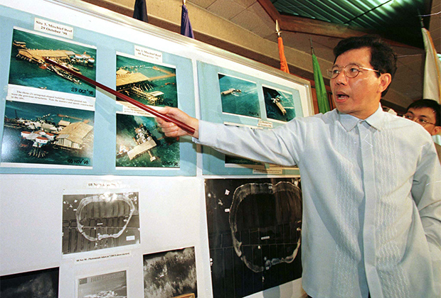Министр обороны Филиппин демонстрирует снимки китайских сооружений на спорных островах Спратли