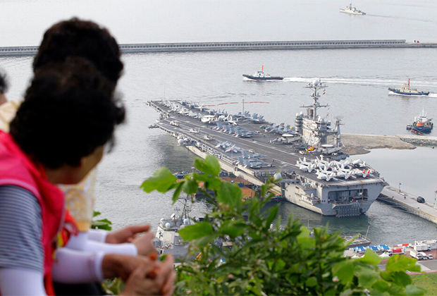 Атомный авианосец ВМС США «Джордж Вашингтон» покидает порт южнокорейского Пусана