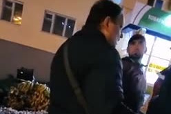 Мигранты «ради забавы» кинули фрукт в пожилого россиянина и попали на видео