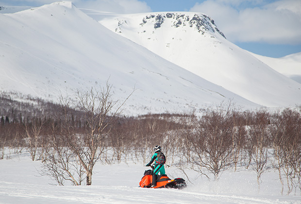 Турист на снегоходе в Хибинских горах в окрестностях города Кировска