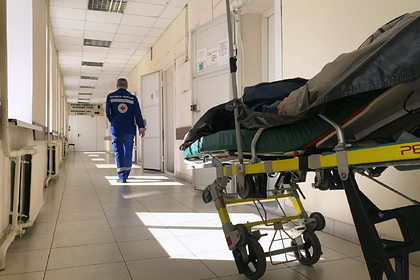 Кричащий о мертвом пациенте в пустой больнице россиянин попал на видео