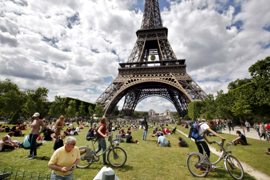 Сегодня Эйфелева башня — символ Парижа и одна из самых популярных достопримечательностей в мире. Ежегодно ее посещают более шести миллионов человек, однако впечатляющую статистику подпортила пандемия коронавируса — в 2020 году сооружение увидели только 1,16 миллиона туристов. Посетителям предлагают погулять по соседним садам, подняться на разные уровни, насладиться панорамным видом на город и пообедать в ресторане. Самый дорогой билет обойдется в 26,1 евро (чуть более двух тысяч рублей). Сэкономить можно, если перемещаться между уровнями по лестнице, а не на лифтах. Башня стала излюбленным атрибутом для фотосессий — туристы «держат» ее на ладони, пытаются ухватить за вершину или ищут по всему Парижу удачные ракурсы, чтобы сооружение оказалось в кадре. 